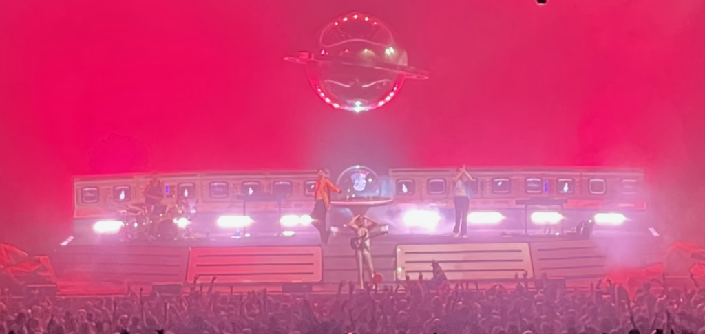 A picture of the stage with a shiny, UFO thing